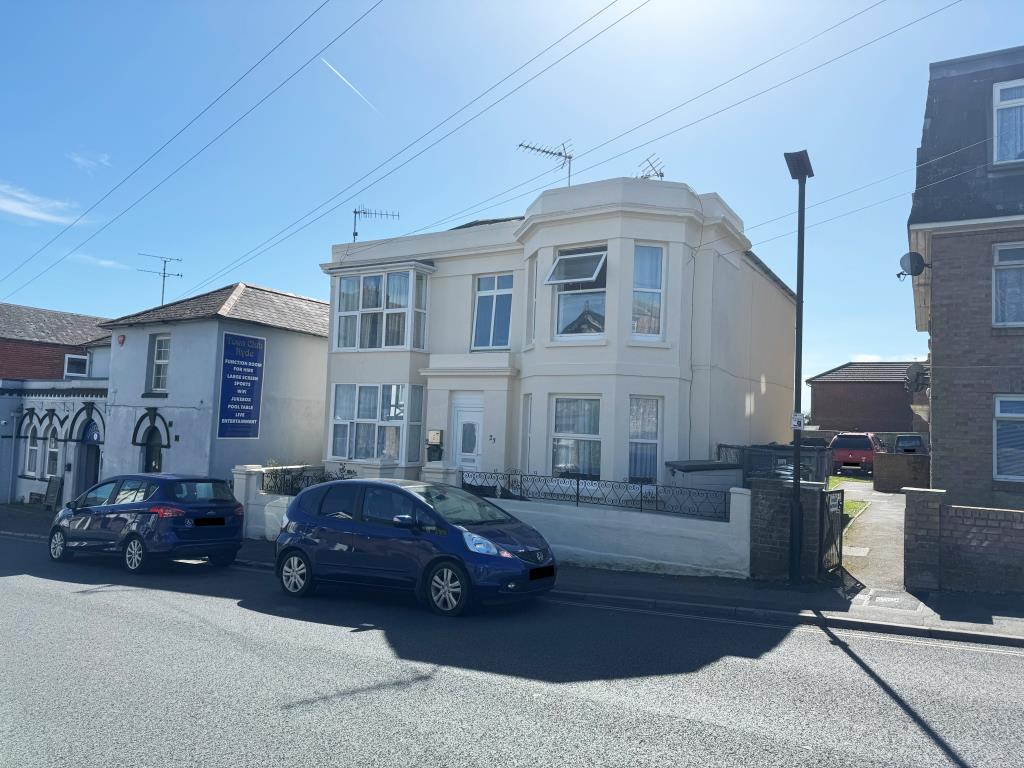 Lot: 154 - FREEHOLD TOWN CENTRE BLOCK OF FOUR FLATS FOR INVESTMENT - Looking at the Front Elevetion from the Town Centre Side